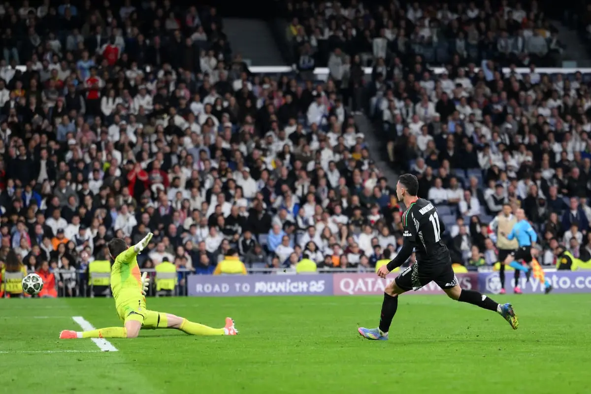 MADRID, SPAIN - APRIL 16: Gabriel Martinelli of Arsenal scores his team's second goal past Thibaut Courtois of Real Madrid during the UEFA Champions League 2024/25 Quarter Final Second Leg match between Real Madrid C.F. and Arsenal FC at Estadio Santiago Bernabeu on April 16, 2025 in Madrid, Spain. (Photo by David Ramos/Getty Images)