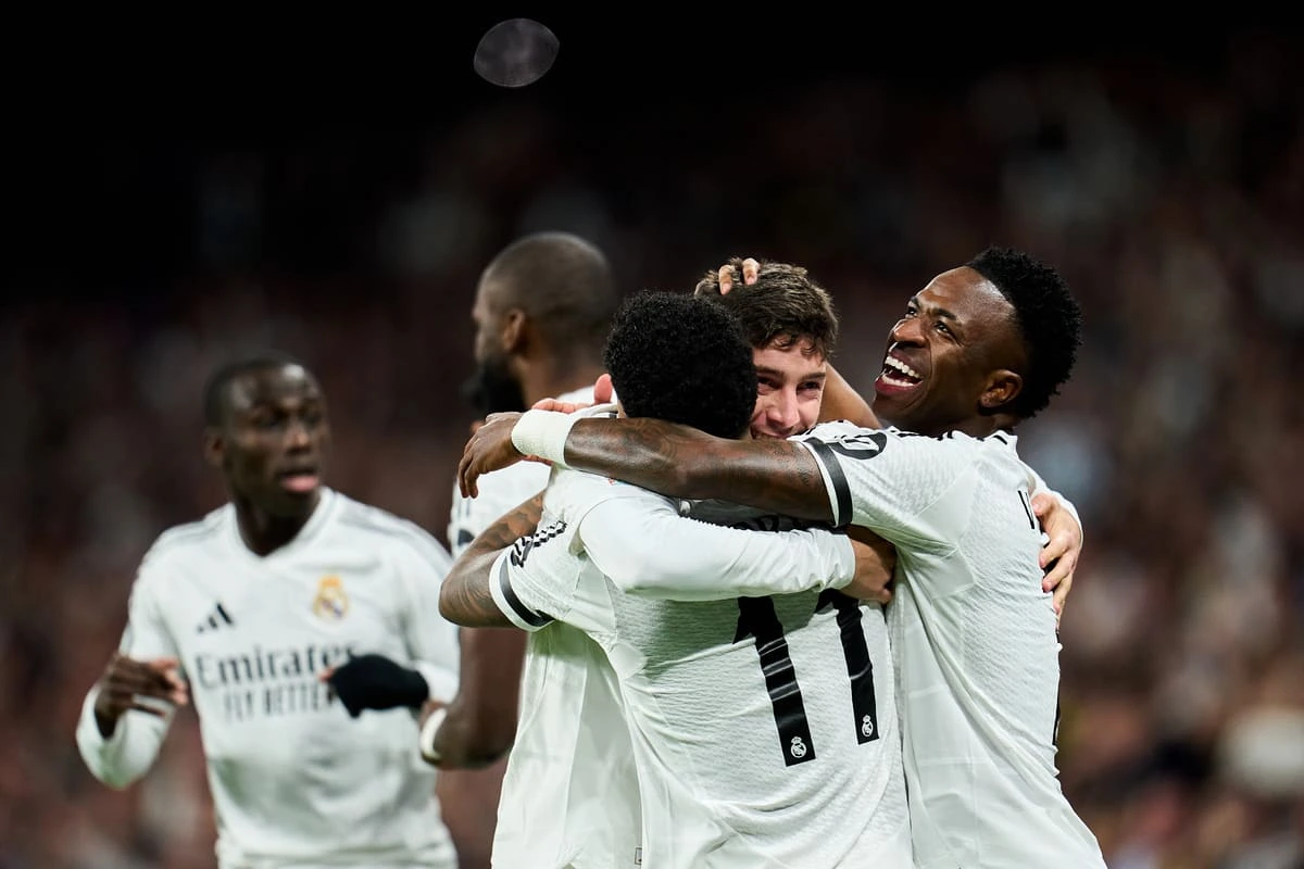 MADRID, SPAIN - MARCH 04: Rodrygo of Real Madrid celebrates scoring his team's first goal with teammates Vinicius Junior and Federico Valverde during the UEFA Champions League 2024/25 UEFA Champions League 2024/25 Round of 16 first leg match between Real Madrid C.F. and Atletico de Madrid at on March 04, 2025 in Madrid, Spain. (Photo by Aitor Alcalde/Getty Images)
