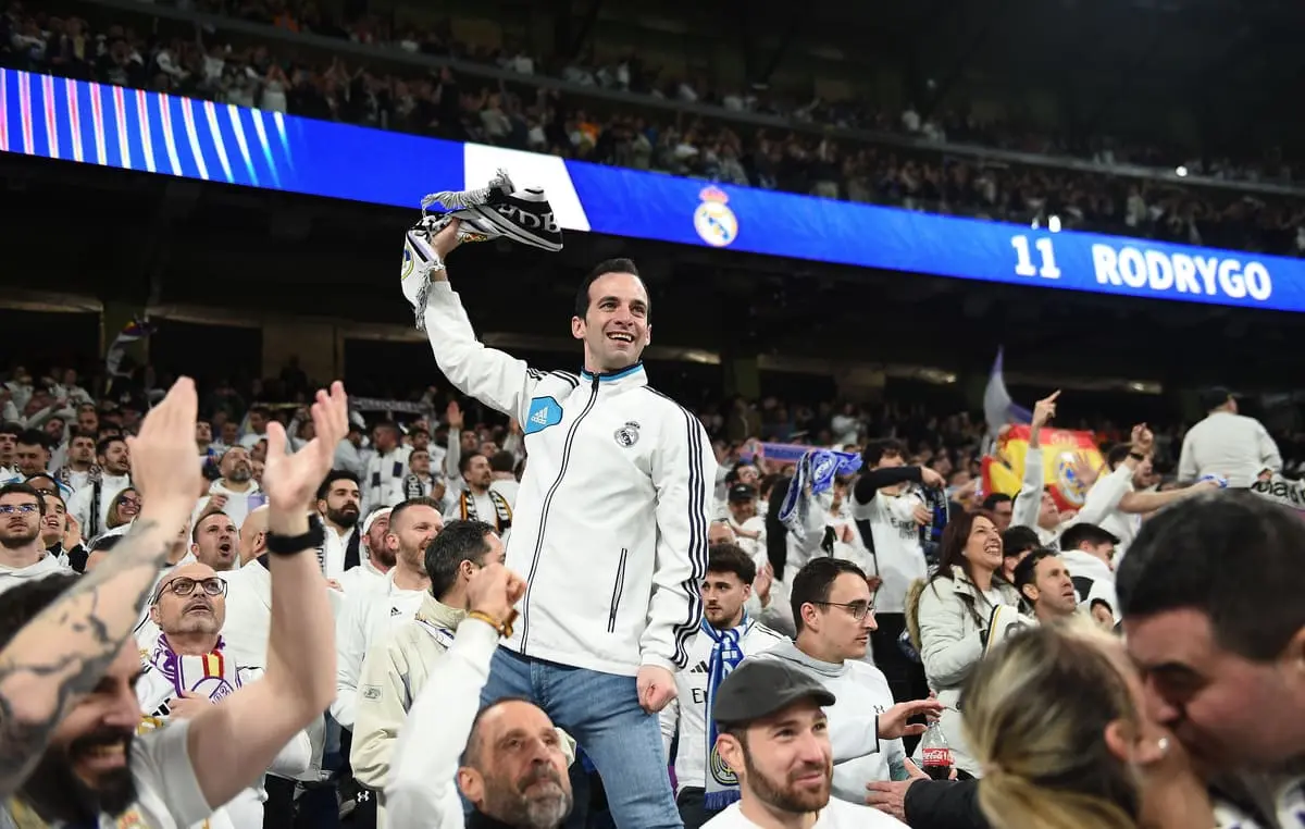 MADRID, SPAIN - MARCH 04: Fans of Real Madrid celebrate their team's first goal scored by Rodrygo of Real Madrid during the UEFA Champions League 2024/25 Round of 16 first leg match between Real Madrid C.F. and Atletico de Madrid at Santiago Bernabeu Stadium on March 04, 2025 in Madrid, Spain. (Photo by Denis Doyle/Getty Images).