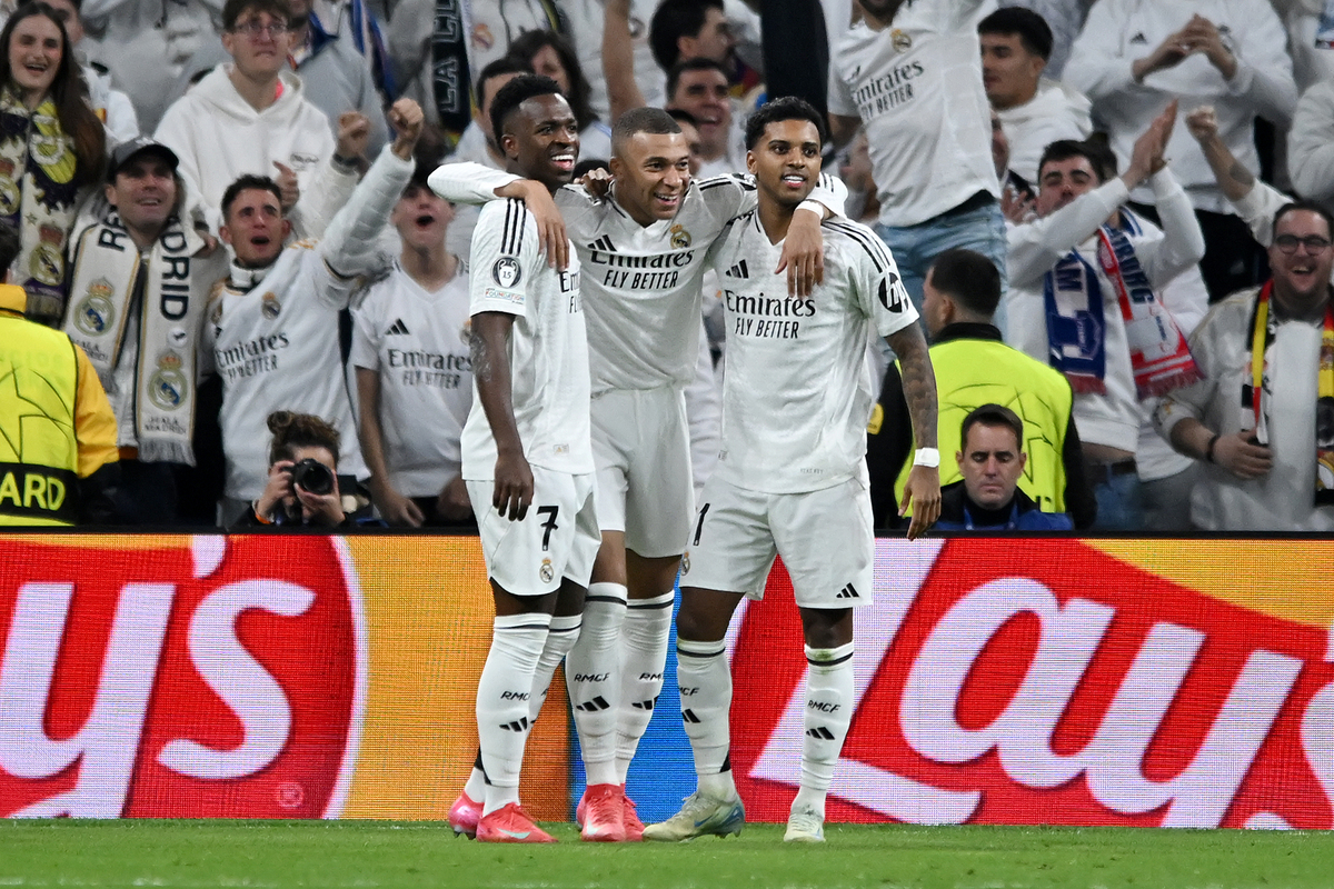 MADRID, SPAIN - JANUARY 22: Kylian Mbappe of Real Madrid celebrates scoring his team's third goal with teammates Vinicius Junior and Rodrygo during the UEFA Champions League 2024/25 League Phase MD7 match between Real Madrid C.F. and FC Salzburg at Estadio Santiago Bernabeu on January 22, 2025 in Madrid, Spain. (Photo by Denis Doyle/Getty Images)