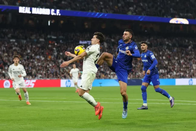 MADRID, SPAIN - DECEMBER 01: Brahim Diaz of Real Madrid controls the ball whilst under pressure from Juan Iglesias of Getafe CF during the LaLiga match between Real Madrid CF and Getafe CF at Estadio Santiago Bernabeu on December 01, 2024 in Madrid, Spain. (Photo by Florencia Tan Jun/Getty Images)