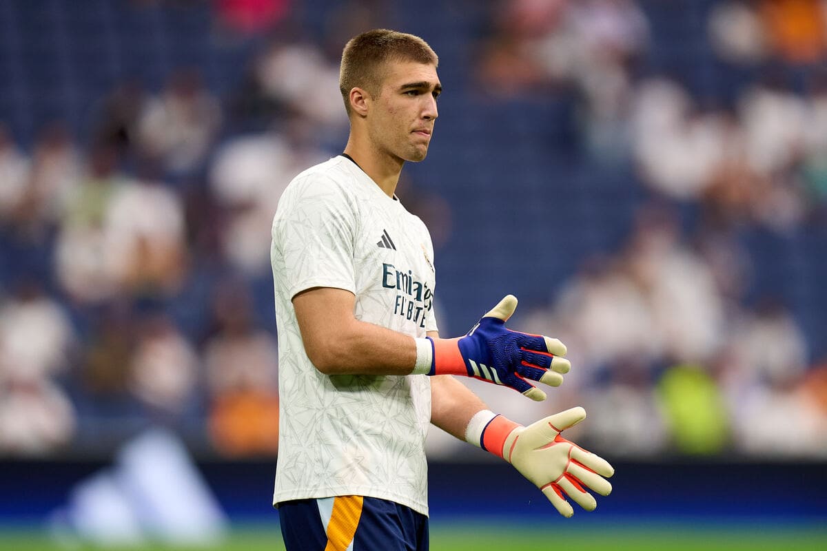 MADRID, SPAIN - AUGUST 25: Fran Gonzalez of Real Madrid warms up prior to the La Liga match between Real Madrid CF and Real Valladolid CF at Estadio Santiago Bernabeu on August 25, 2024 in Madrid, Spain. (Photo by Angel Martinez/Getty Images)