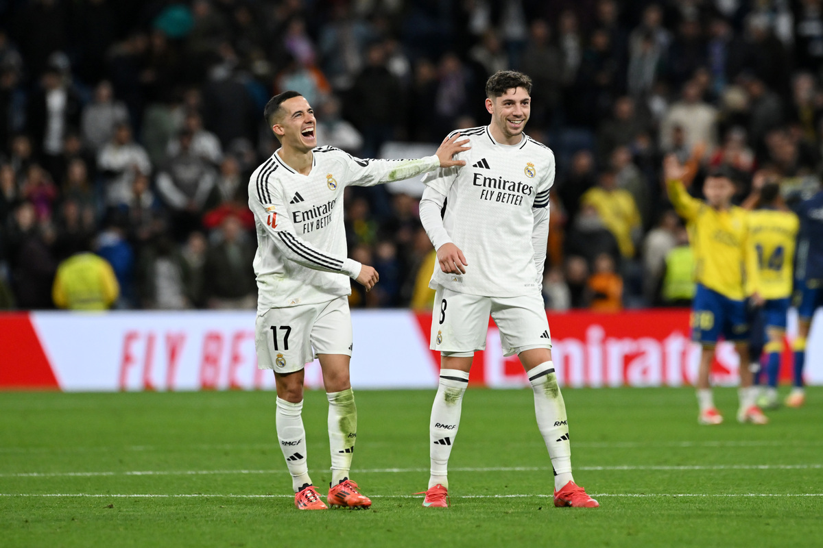MADRID, SPAIN - JANUARY 19: Lucas Vazquez and Federico Valverde of Real Madrid celebrates after the LaLiga match between Real Madrid CF and UD Las Palmas at Estadio Santiago Bernabeu on January 19, 2025 in Madrid, Spain. (Photo by Denis Doyle/Getty Images)