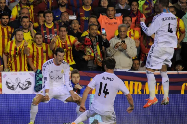 VALENCIA, SPAIN - APRIL 16: Gareth Bale (L) of Real Madrid celebrates with Xabi Alonso and Sergio Ramos after scoring Real's 2nd goal during the Copa del Rey Final between Real Madrid and Barcelona at Estadio Mestalla on April 16, 2014 in Valencia, Spain. (Photo by Denis Doyle/Getty Images) Coupe du Roi