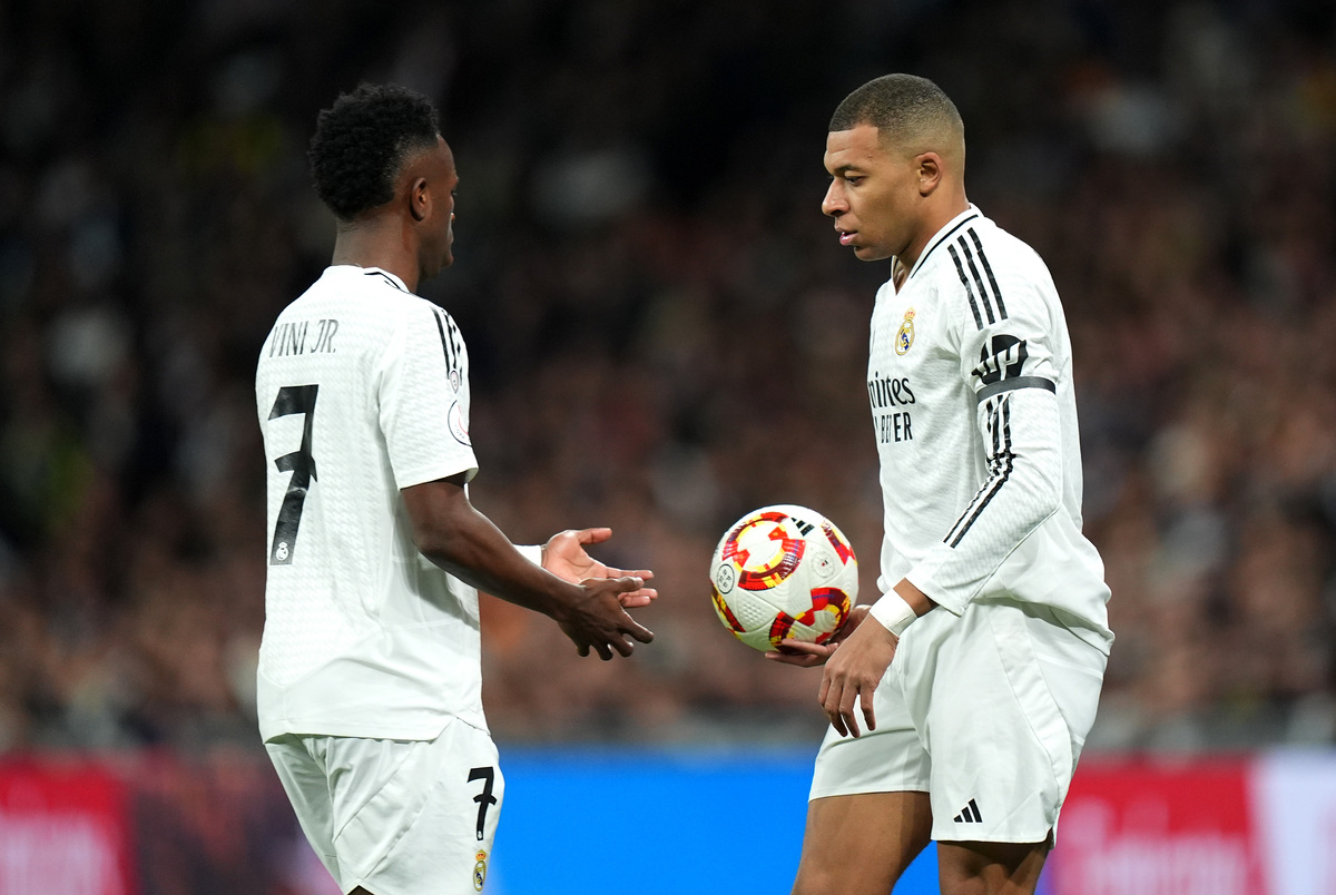 MADRID, SPAIN - JANUARY 16: Kylian Mbappe hands teammate Vinicius Junior of Real Madrid the ball during the Copa Del Rey match between Real Madrid and Celta de Vigo at Estadio Santiago Bernabeu on January 16, 2025 in Madrid, Spain. (Photo by Angel Martinez/Getty Images)