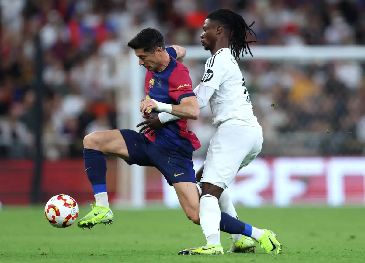 JEDDAH, SAUDI ARABIA - JANUARY 12: Robert Lewandowski of FC Barcelona is challenged by Eduardo Camavinga of Real Madrid during the Spanish Super Cup Final between Real Madrid and FC Barcelona at King Abdullah Sports City on January 12, 2025 in Jeddah, Saudi Arabia. (Photo by Yasser Bakhsh/Getty Images).