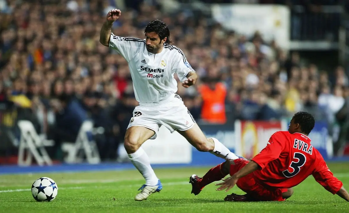 Louis Figo avec le maillot du Real Madrid en quart de finale de Ligue des champions face à Monaco, le 24 mars 2004 (Photo par Clive Mason/Getty Images).
