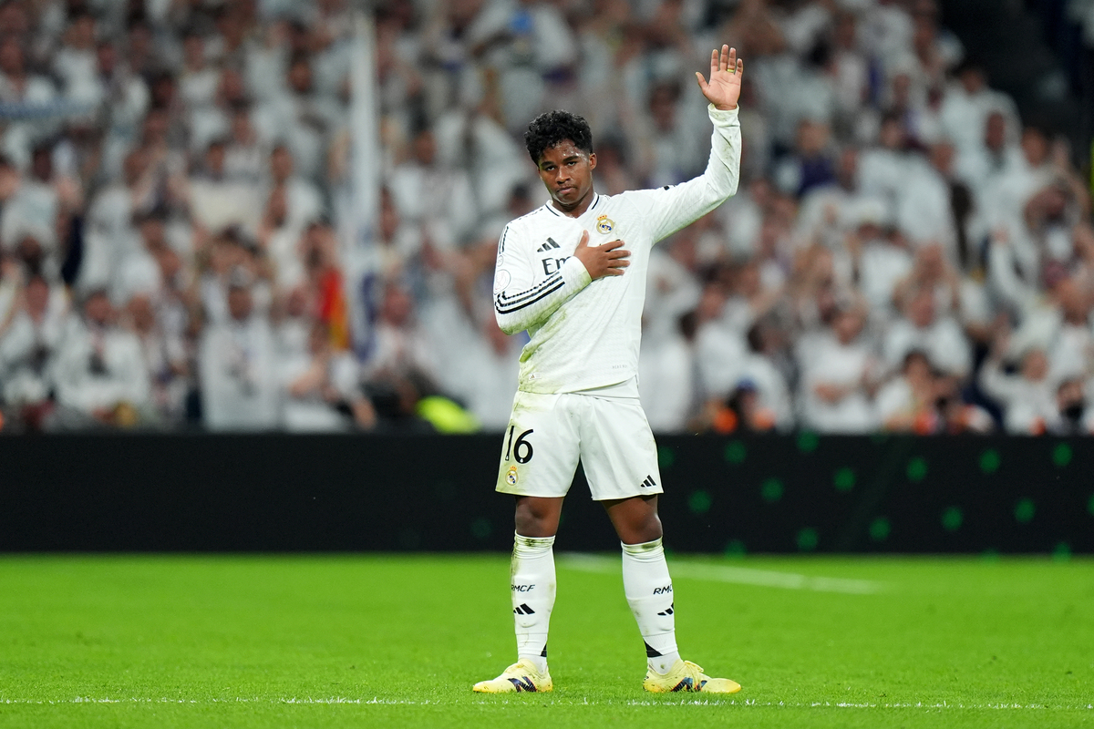 MADRID, SPAIN - APRIL 01: Endrick of Real Madrid thanks the fans during the Copa del Rey semifinal match between Real Madrid and Real Sociedad at Estadio Santiago Bernabeu on April 01, 2025 in Madrid, Spain. (Photo by Angel Martinez/Getty Images)