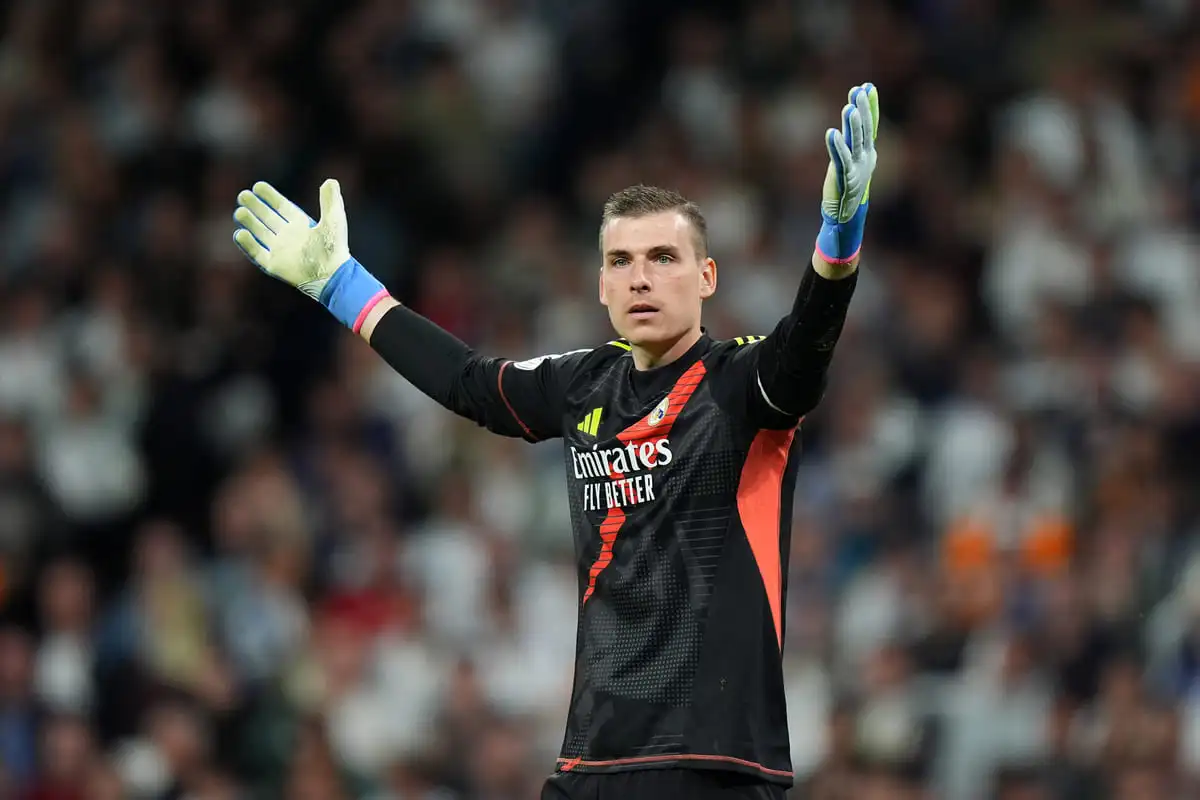 MADRID, SPAIN - APRIL 01: Andriy Lunin of Real Madrid during the Copa del Rey semifinal match between Real Madrid and Real Sociedad at Estadio Santiago Bernabeu on April 01, 2025 in Madrid, Spain. (Photo by Angel Martinez/Getty Images).