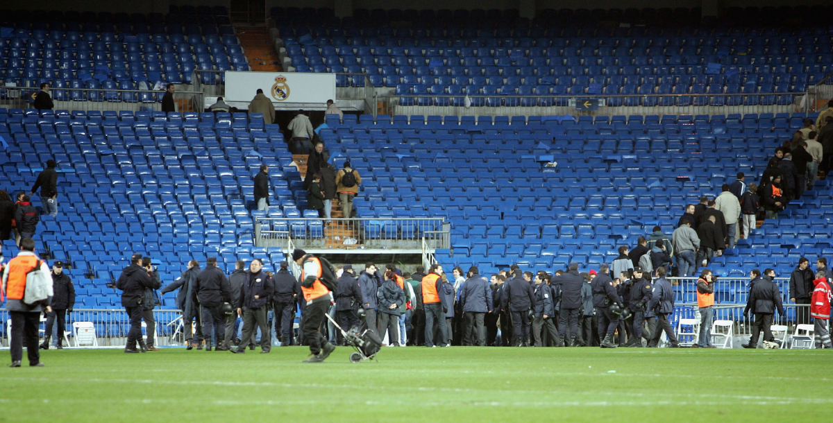 L'évacuation au Bernabéu après l'alerte à la bombe durant la rencontre entre le Real Madrid et la Real Sociedad le 12 décembre 2004 (Photo by Denis Doyle/Getty Images)