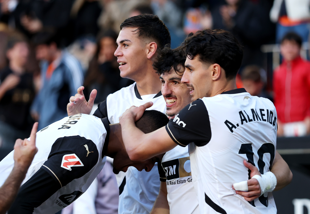 VALENCIA, SPAIN - MARCH 30: Diego Lopez of Valencia CF celebrates scoring his team's first goal with team mates Cristhian Mosquera (obscured), Enzo Barrenechea and Andre Almeida during the LaLiga match between Valencia CF and RCD Mallorca at Estadio Mestalla on March 30, 2025 in Valencia, Spain. (Photo by Clive Brunskill/Getty Images) Valence