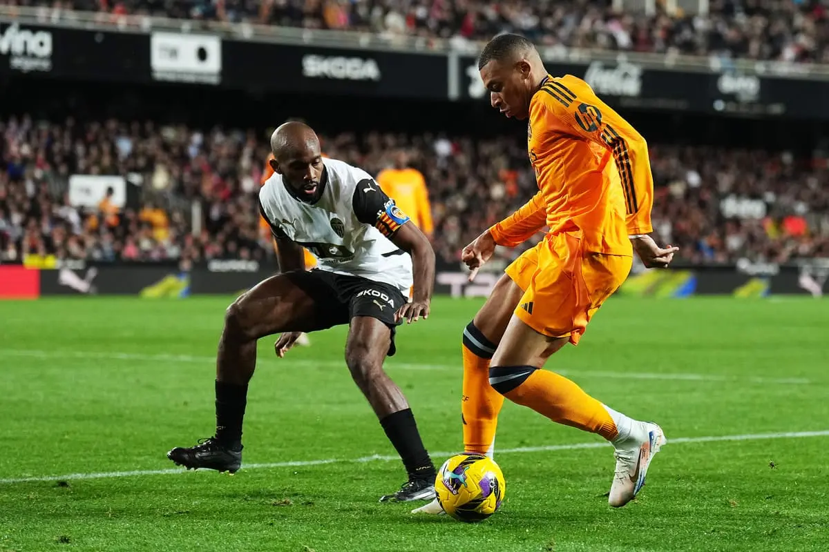 VALENCIA, SPAIN - JANUARY 03: Kylian Mbappe of Real Madrid controls the ball whilst under pressure from Dimitri Foulquier of Valencia CF during the LaLiga match between Valencia CF and Real Madrid CF at Estadio Mestalla on January 03, 2025 in Valencia, Spain. (Photo by Aitor Alcalde/Getty Images).