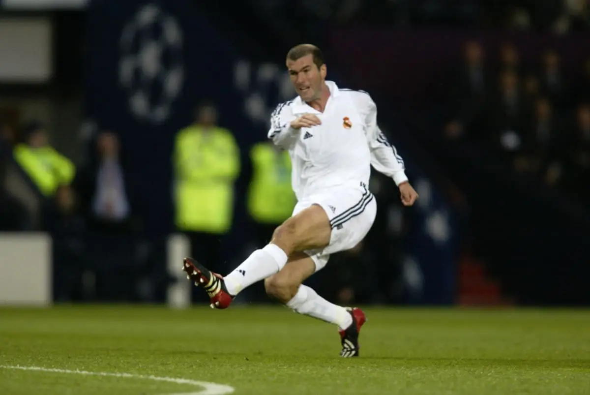 Zinédine Zidane auteur d'un but exceptionnel en finale de Ligue des champions, le 15 mai 2002, face au Bayer Leverkusen (Photo par Phil Cole/Getty Images).