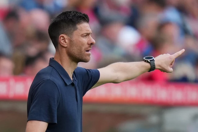 MAINZ, GERMANY - MAY 17: Xabi Alonso, Head Coach of Bayer 04 Leverkusen, gestures during the Bundesliga match between 1. FSV Mainz 05 and Bayer 04 Leverkusen at MEWA Arena on May 17, 2025 in Mainz, Germany. (Photo by Pau Barrena/Getty Images)