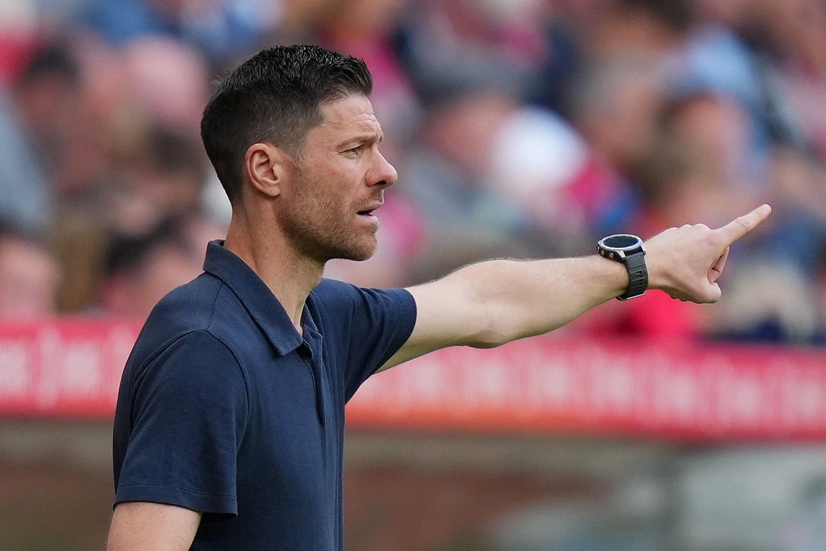 MAINZ, GERMANY - MAY 17: Xabi Alonso, Head Coach of Bayer 04 Leverkusen, gestures during the Bundesliga match between 1. FSV Mainz 05 and Bayer 04 Leverkusen at MEWA Arena on May 17, 2025 in Mainz, Germany. (Photo by Pau Barrena/Getty Images)
