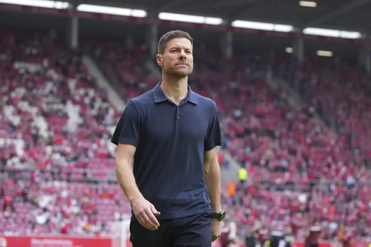 MAINZ, GERMANY - MAY 17: Xabi Alonso, Head Coach of Bayer 04 Leverkusen, looks on prior to the Bundesliga match between 1. FSV Mainz 05 and Bayer 04 Leverkusen at MEWA Arena on May 17, 2025 in Mainz, Germany. (Photo by Pau Barrena/Getty Images).