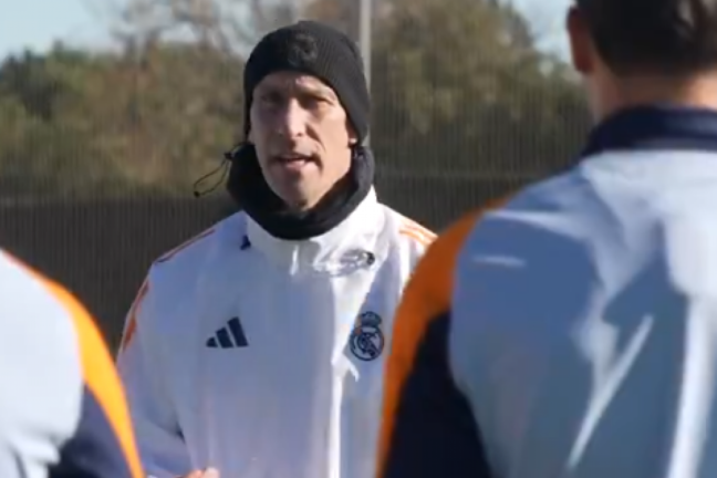 Joselu Sánchez, le nouvel entraîneur du Real Madrid C, à l'entraînement. REALMADRID.COM