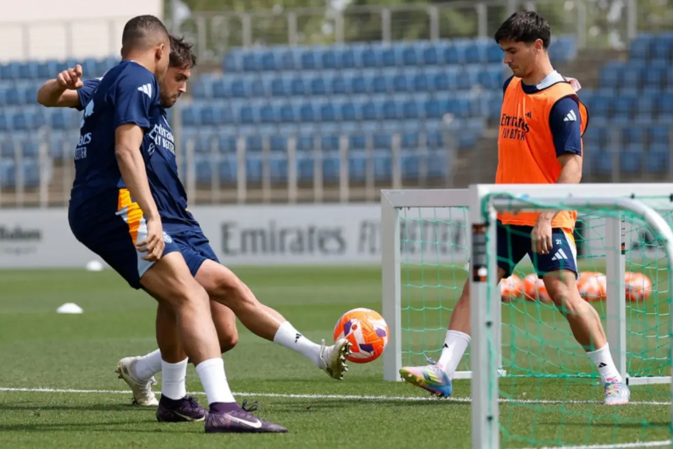 Raul Asencio, Brahim Diaz et Kylian Mbappé à l'entraînement du 21 mai 2025 - Site du Real Madrid (realmadrid.com) - Photographe: Helios de la Rubia