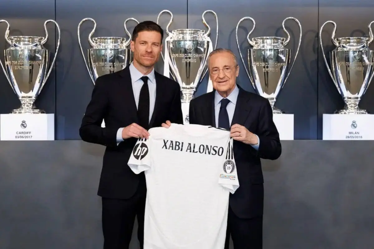 Xabi Alonso lors de sa présentation avec Florentino Pérez, président du Real Madrid. (realmadrid.com)