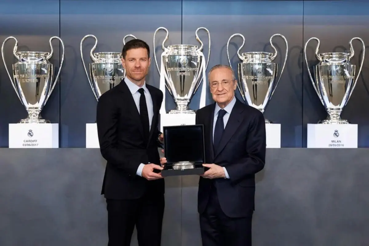 Xabi Alonso lors de sa présentation avec Florentino Pérez, président du Real Madrid. (realmadrid.com)