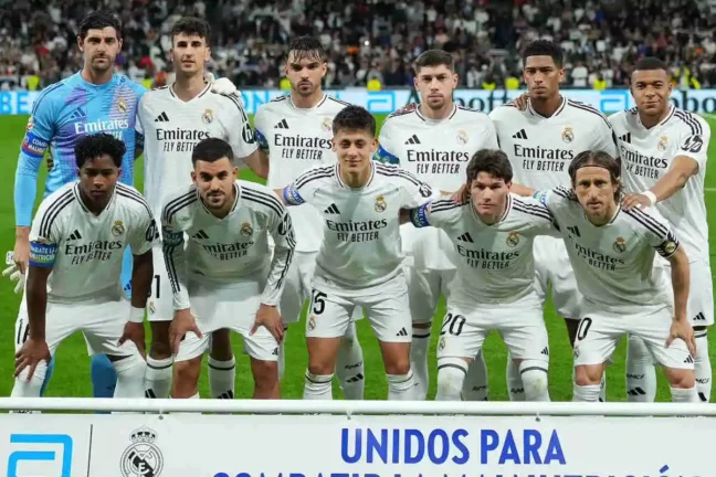 MADRID, SPAIN - MAY 14: Players of Real Madrid pose for a team photograph prior to the LaLiga match between Real Madrid CF and RCD Mallorca at Estadio Santiago Bernabeu on May 14, 2025 in Madrid, Spain. (Photo by Angel Martinez/Getty Images)