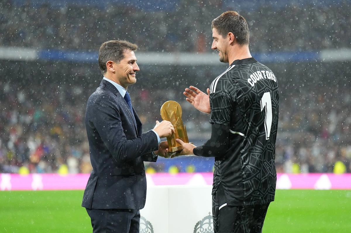 MADRID, SPAIN - OCTOBER 22: Thibaut Courtois of Real Madrid is presented with the Yashin Trophy (by Casillas) prior to the LaLiga Santander match between Real Madrid CF and Sevilla FC at Estadio Santiago Bernabeu on October 22, 2022 in Madrid, Spain. (Photo by Angel Martinez/Getty Images)