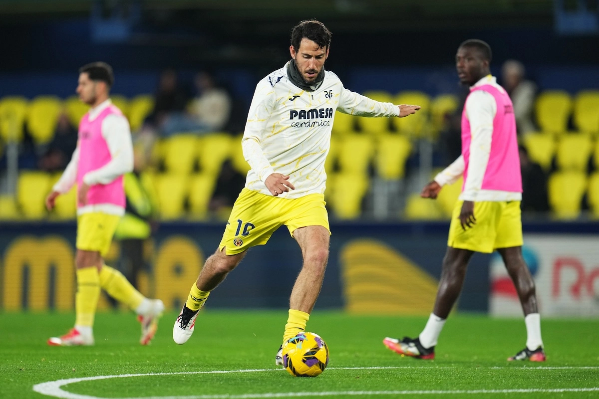 VILLARREAL, SPAIN - MARCH 03: Daniel Parejo of Villarreal CF warms up prior to the LaLiga match between Villarreal CF and RCD Espanyol de Barcelona at Estadio de la Ceramica on March 03, 2025 in Villarreal, Spain. (Photo by Aitor Alcalde/Getty Images) l Real Madrid