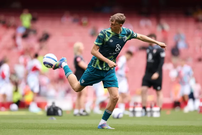 Huijsen, avant le match contre Arsenal, devrait rejoindre le Real Madrid (Photo by Ryan Pierse/Getty Images).
