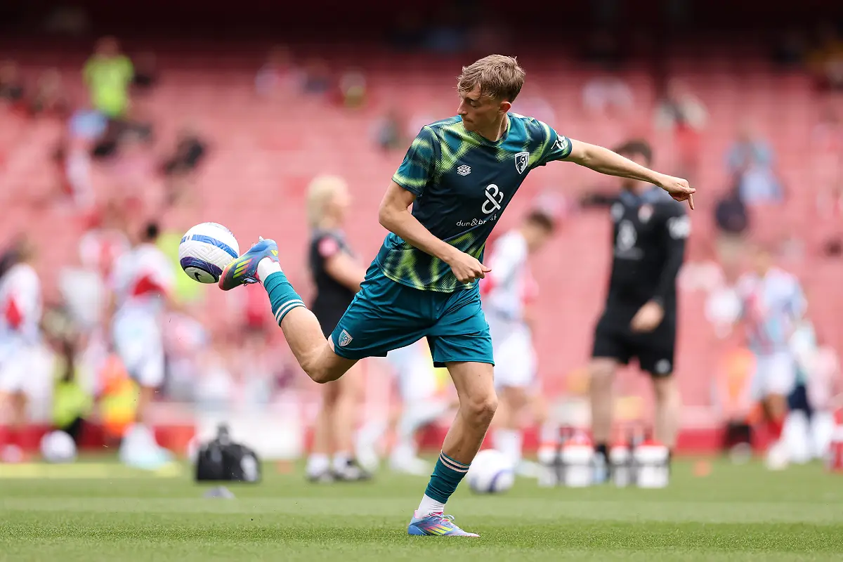 Huijsen, avant le match contre Arsenal, devrait rejoindre le Real Madrid (Photo by Ryan Pierse/Getty Images).