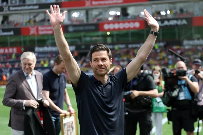 Xabi Alonso au moment de faire ses adieux à la BayArena (Photo by Lars Baron/Getty Images).