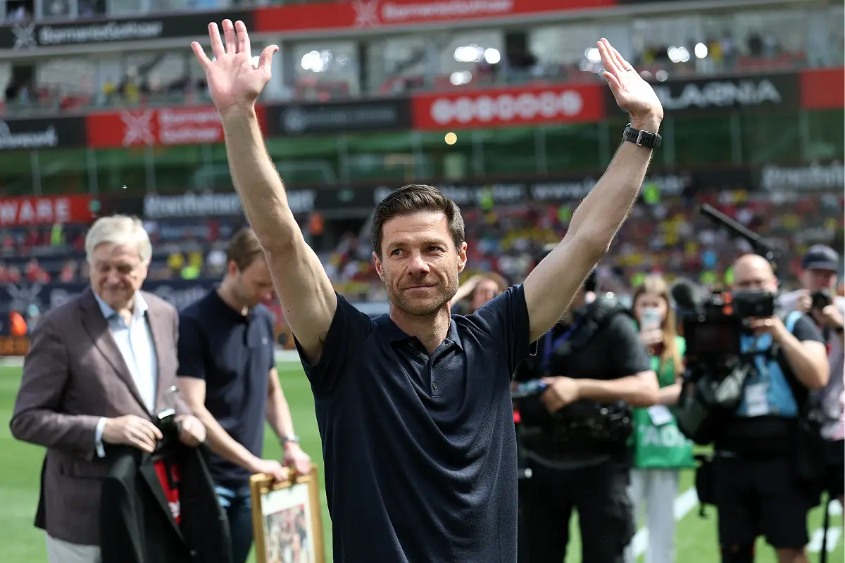 Xabi Alonso au moment de faire ses adieux à la BayArena (Photo by Lars Baron/Getty Images).