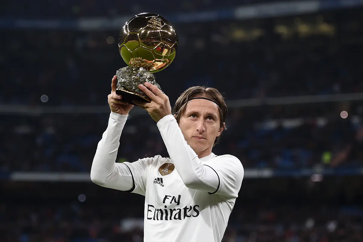 Luka Modric avec son Ballon d'Or au Bernabéu en décembre 2018 (Photo by Denis Doyle/Getty Images).