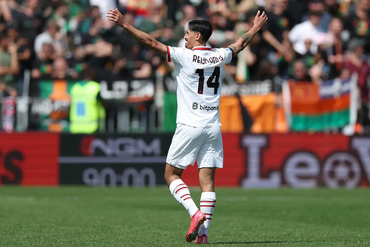 Reijnders, ici face à Venise, pourrait débarquer au Real Madrid cet été (Photo by Timothy Rogers/Getty Images).