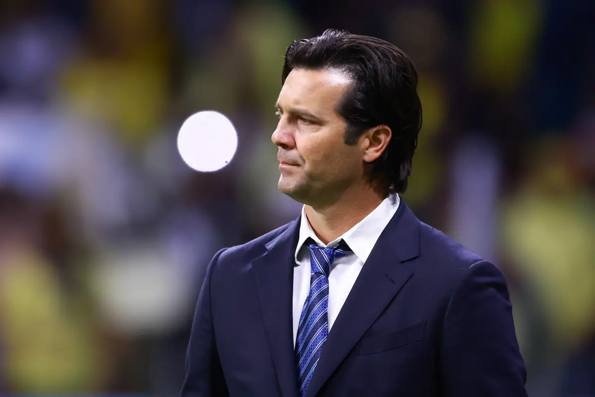 MEXICO CITY, MEXICO - FEBRUARY 05: Santiago Solari, head coach of America looks on during the 4th round match between America and Atletico San Luis as part of the Torneo Grita Mexico C22 Liga MX at Azteca Stadium on February 05, 2022 in Mexico City, Mexico. (Photo by Hector Vivas/Getty Images)