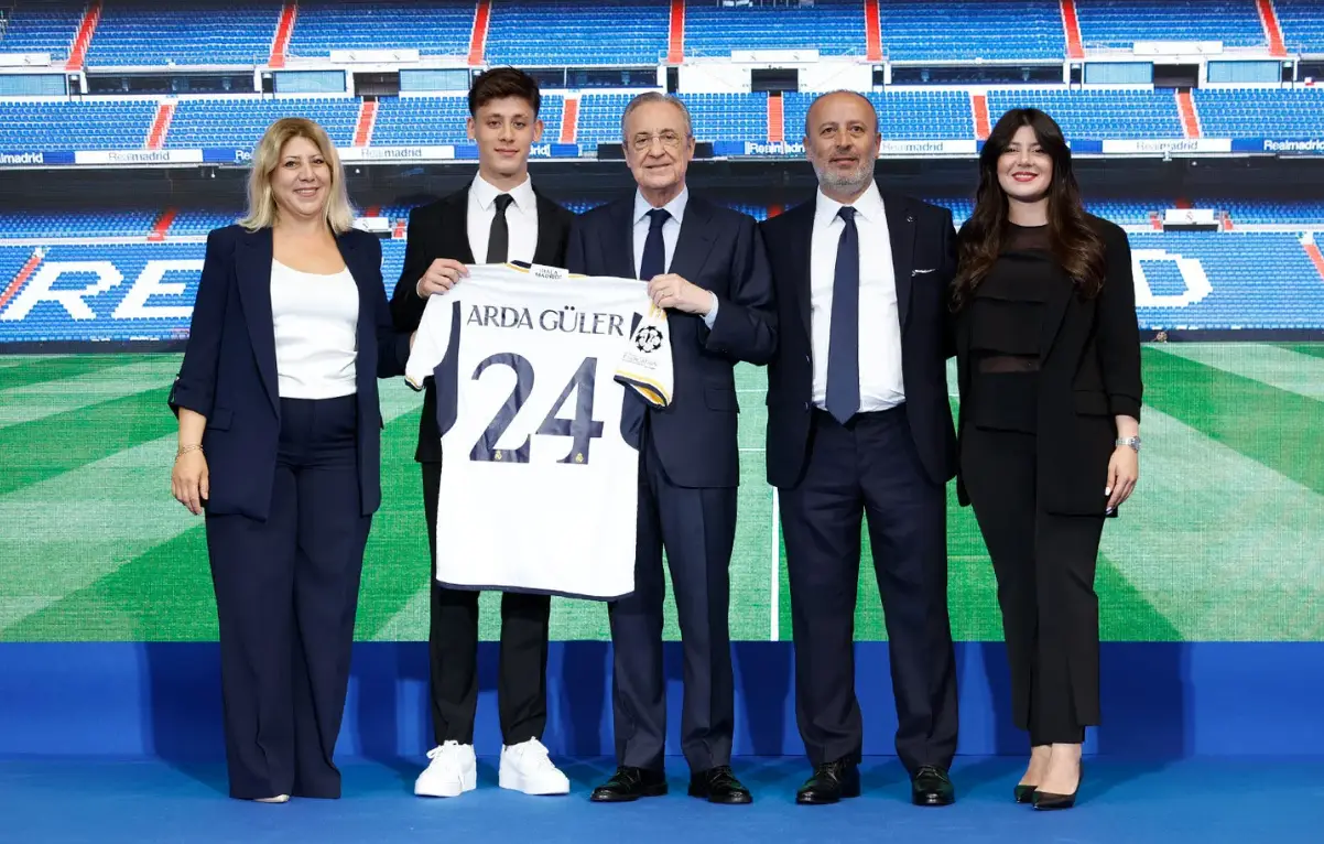 Arda Güler avec sa famille lors de sa présentation au Real Madrid (realmadrid.com)