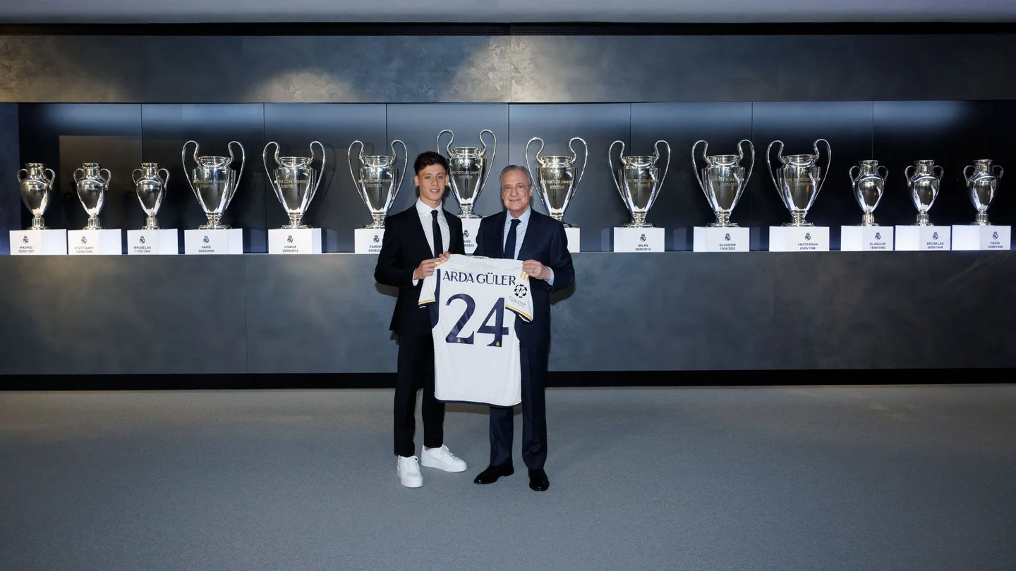 Arda Güler et Florentino Pérez dans la salle des trophées du Bernabéu (realmadrid.com)
