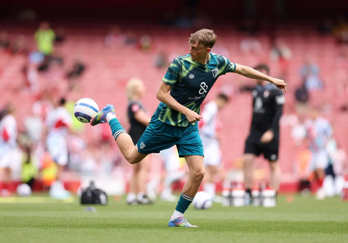 LONDON, ENGLAND - MAY 03: Dean Huijsen of AFC Bournemouth controls the ball as he warms up prior to the Premier League match between Arsenal FC and AFC Bournemouth at Emirates Stadium on May 03, 2025 in London, England. (Photo by Ryan Pierse/Getty Images)