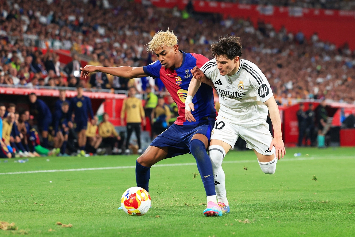 SEVILLE, SPAIN - APRIL 26: Lamine Yamal of FC Barcelona competes for the ball with Fran Garcia of Real Madrid during the Copa del Rey Final match between FC Barcelona and Real Madrid at Estadio de La Cartuja on April 26, 2025 in Seville, Spain. (Photo by Fran Santiago/Getty)
