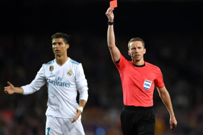BARCELONA, SPAIN - MAY 06: Cristiano Ronaldo of Real Madrid reacts as Alejandro Jose Hernandez Hernandez shows a red card to Sergi Roberto of Barcelona as he is sent off during the La Liga match between Barcelona and Real Madrid at Camp Nou on May 6, 2018 in Barcelona, Spain. (Photo by David Ramos/Getty Images)