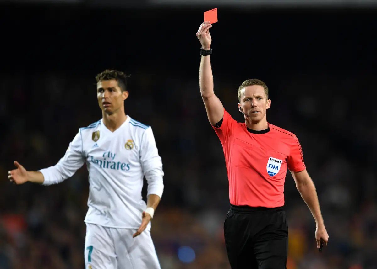 BARCELONA, SPAIN - MAY 06: Cristiano Ronaldo of Real Madrid reacts as Alejandro Jose Hernandez Hernandez shows a red card to Sergi Roberto of Barcelona as he is sent off during the La Liga match between Barcelona and Real Madrid at Camp Nou on May 6, 2018 in Barcelona, Spain. (Photo by David Ramos/Getty Images)