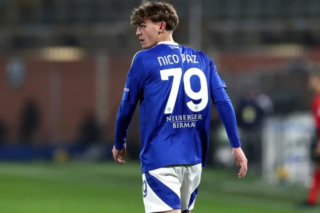 COMO, ITALY - FEBRUARY 07: Nico Paz of Como 1907 looks o during the Serie A match between Como 1907 and Juventus at Stadio G. Sinigaglia on February 07, 2025 in Como, Italy. (Photo by Marco Luzzani/Getty Images).