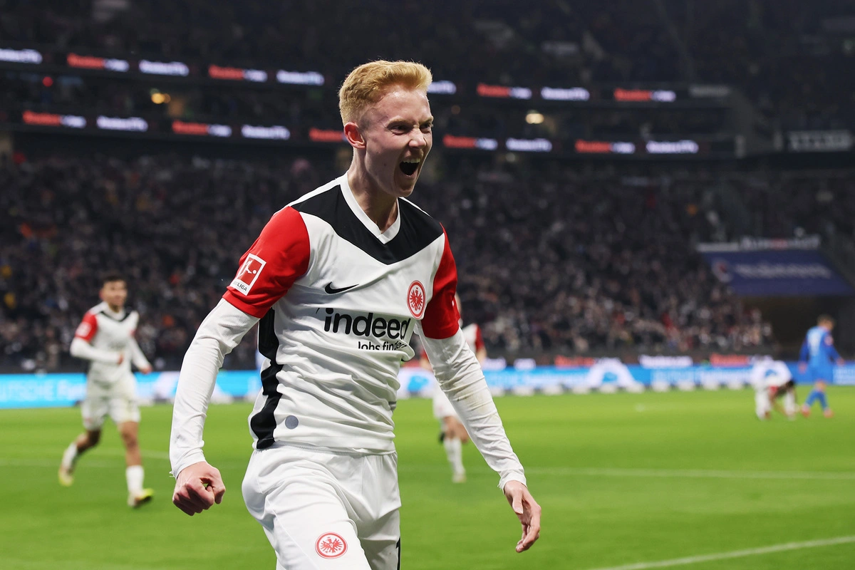 FRANKFURT AM MAIN, GERMANY - FEBRUARY 16: Hugo Larsson of Eintracht Frankfurt celebrates scoring his team's first goal during the Bundesliga match between Eintracht Frankfurt and Holstein Kiel at Deutsche Bank Park on February 16, 2025 in Frankfurt am Main, Germany. (Photo by Alex Grimm/Getty Images) - Real Madrid