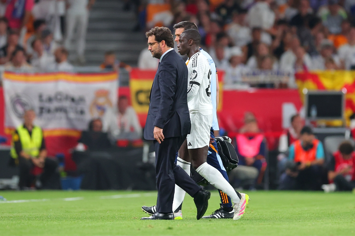 SEVILLE, SPAIN - APRIL 26: Ferland Mendy of Real Madrid leaves the pitch after picking up an injury during the Copa del Rey Final match between FC Barcelona and Real Madrid at Estadio de La Cartuja on April 26, 2025 in Seville, Spain. (Photo by Fran Santiago/Getty Images)