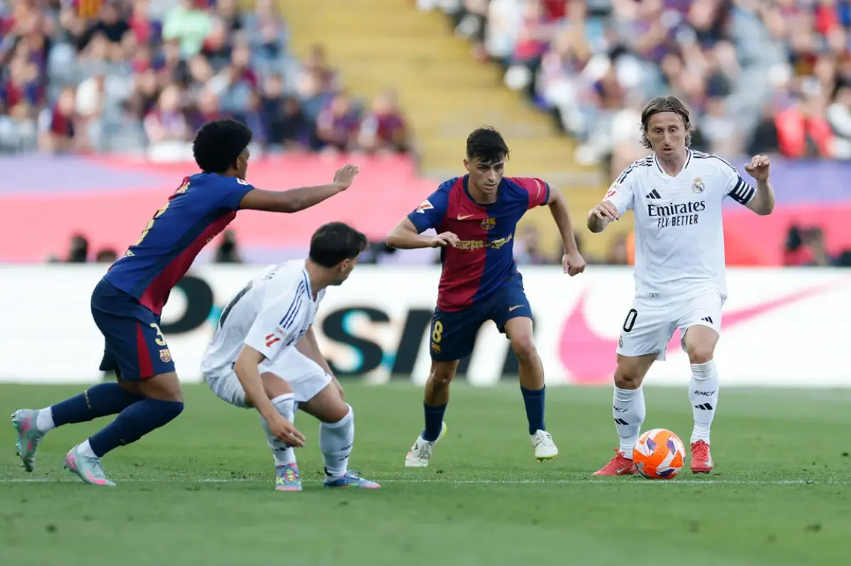 L'écart qui sépare Luka Modric des autres milieux de terrain du Real Madrid en termes de qualité technique et d'intelligence soulève la question de la nécessité de recruter dans ce secteur (realmadrid.com)