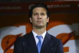 MEXICO CITY, MEXICO - FEBRUARY 26: Santiago Solari, coach Of America looks on during the 7th round match between Pumas UNAM and America as part of the Torneo Grita Mexico C22 Liga MX at Olimpico Universitario Stadium on February 26, 2022 in Mexico City, Mexico. (Photo by Agustin Cuevas/Getty Images).