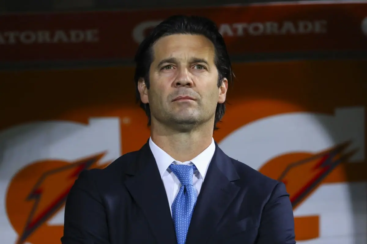 MEXICO CITY, MEXICO - FEBRUARY 26: Santiago Solari, coach Of America looks on during the 7th round match between Pumas UNAM and America as part of the Torneo Grita Mexico C22 Liga MX at Olimpico Universitario Stadium on February 26, 2022 in Mexico City, Mexico. (Photo by Agustin Cuevas/Getty Images).