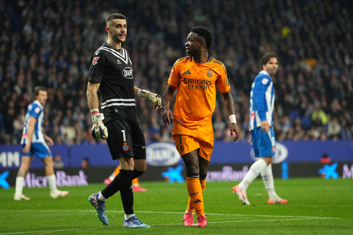 BARCELONA, SPAIN - FEBRUARY 01: Joan Garcia of RCD Espanyol interacts with Vinicius Junior of Real Madrid during the LaLiga match between RCD Espanyol de Barcelona and Real Madrid CF at RCDE Stadium on February 01, 2025 in Barcelona, Spain. (Photo by Alex