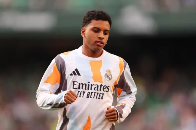 SEVILLE, SPAIN - MARCH 01: Rodrygo of Real Madrid warms up prior to the LaLiga match between Real Betis Balompie and Real Madrid CF at Estadio Benito Villamarin on March 01, 2025 in Seville, Spain. (Photo by Fran Santiago/Getty Images).