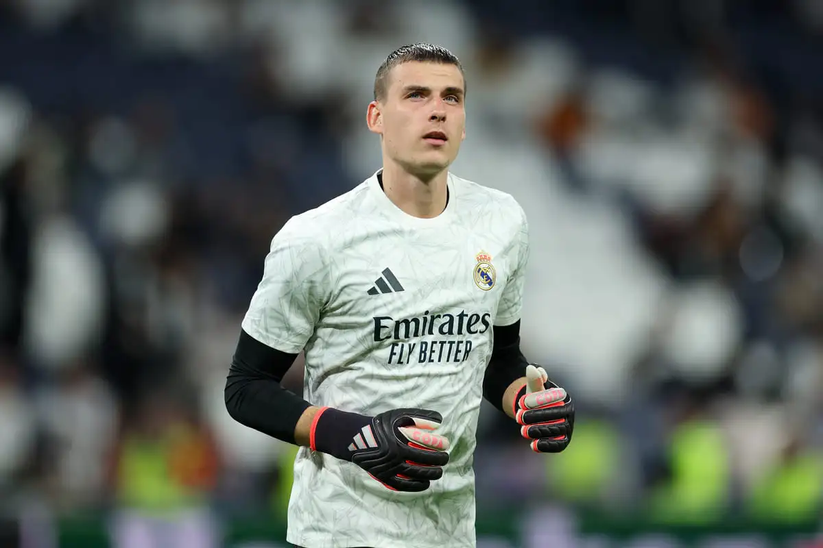 MADRID, SPAIN - NOVEMBER 05: Andriy Lunin of Real Madrid CF warms up prior to the UEFA Champions League 2024/25 League Phase MD4 match between Real Madrid C.F. and AC Milan at Estadio Santiago Bernabeu on November 05, 2024 in Madrid, Spain. (Photo by Florencia Tan Jun/Getty Images).