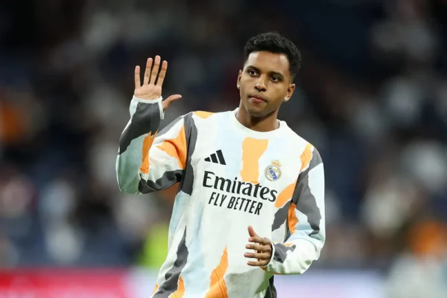 MADRID, SPAIN - APRIL 20: Rodrygo of Real Madrid CF waves the fan prior to the LaLiga match between Real Madrid CF and Athletic Club at Estadio Santiago Bernabeu on April 20, 2025 in Madrid, Spain. (Photo by Florencia Tan Jun/Getty Images).